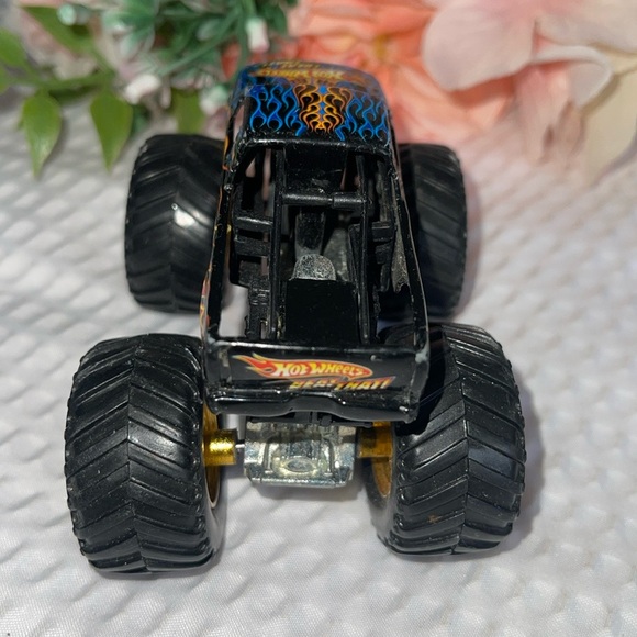 Hot Wheels "Beat That" 1:64 Monster Jam Truck Die Cast Hot Wheels Blue Flames. - Picture 4 of 4